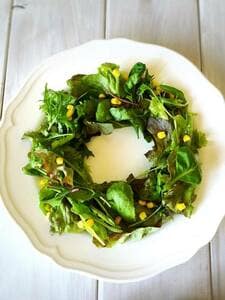 1にレタスをドーナツ型に盛りつけ、コーンを散らします。