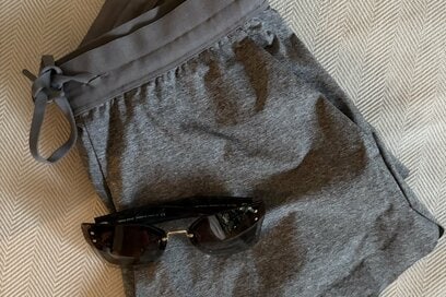 60代、大人旅の服は「ラクだけど、だらしなくない」が正解。人気スタイリストが教える、夏のおしゃれ術