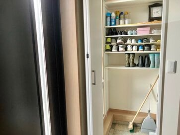 不便すぎる…新居玄関に憧れの「土間収納」を採用したら。住んでわかった“まさかの落とし穴”3つ