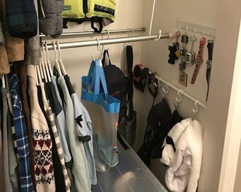 つっぱり棒＆S字フックですき間を活用！暮らしをラクにする収納テク