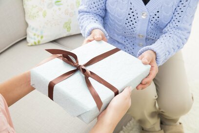 「毎年義両親へプレゼントを贈っているのに…」と悩む51歳。清水ミチコさんがすすめる、渡す側の心得