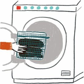 タイツを長もちさせる裏ワザ。洗うときは、古いストッキングの中に