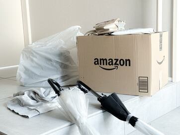 玄関で「まず片づけるべきもの」。段ボールのちょい置きは、100円グッズで快適に