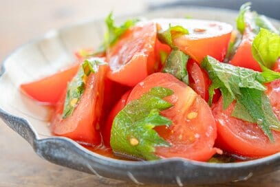 暑い日はこれ！だしがじゅわっとしみる「トマトと大葉の冷製マリネ」レシピ。切ってあえるだけのスピード副菜