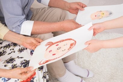 「敬老の日」は“だれ”になにを贈る？305人に聞いた「喜ばれたもの、失敗したもの」