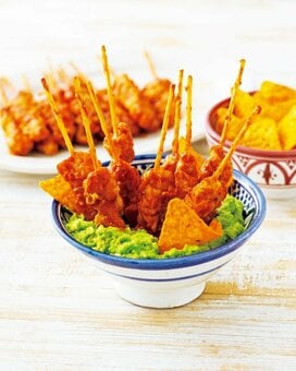 業務スーパーの焼き鳥はアレンジ自在。アボカドディップに刺してパーティにも