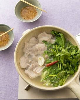 山盛りパクチーで味わう！体を温めてくれる「塩豚と青菜の鍋」