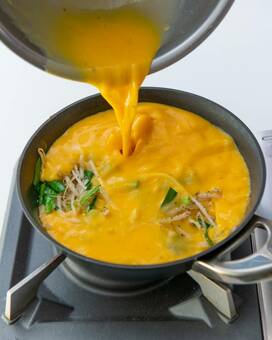 伝説の家政婦・志麻さんが伝授。残り物でごちそうオムレツ