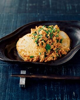 こんがり大根ステーキ中華そぼろのせ。ジューシーでご飯が進む味に