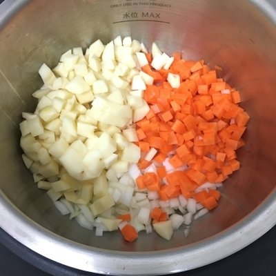 容器にニンジン、タマネギ、ジャガイモ