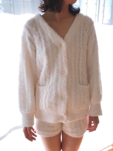 パジャマを着ている女性