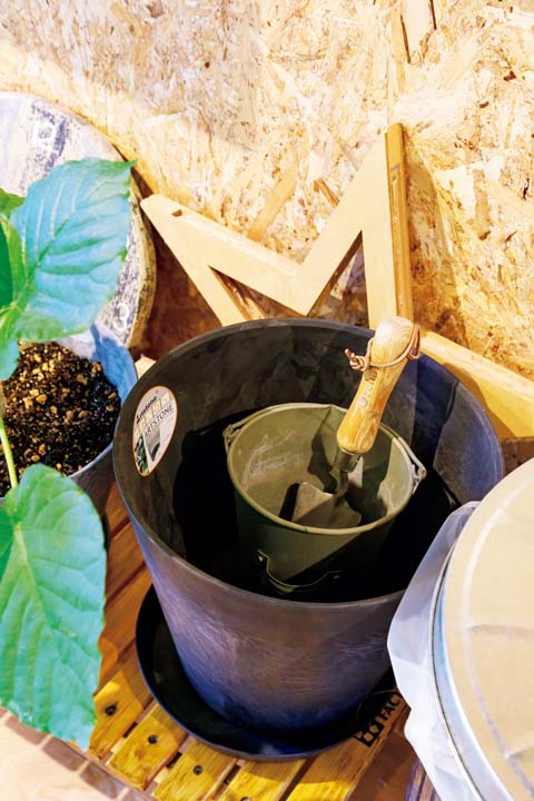 ガーデニング用のツールもディスプレイの一部に