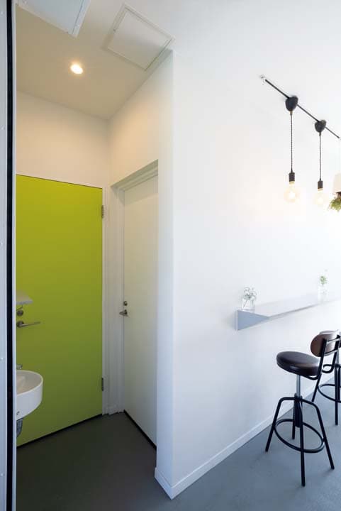 トイレとバックヤードのドア