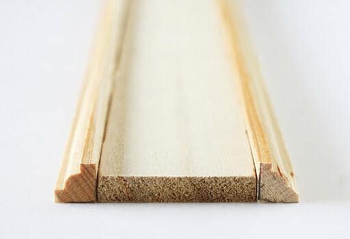 角材と同じ長さにカットした「モールディング材」を2本用意