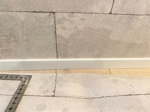 余った壁紙はステンレス製の定規を当ててカットするとラク