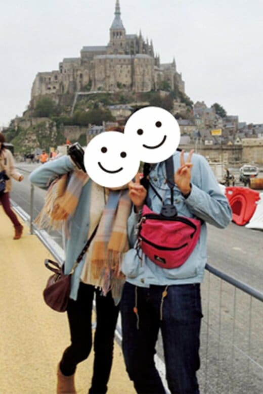 観光地で記念写真を撮る男女