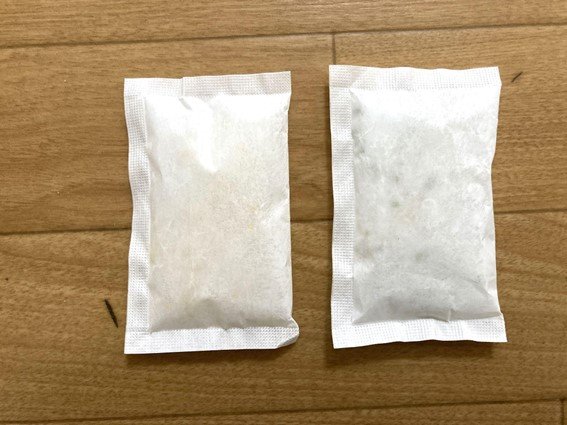 左がビーズがオレンジ、右が湿気を吸ったグリーンのビーズ