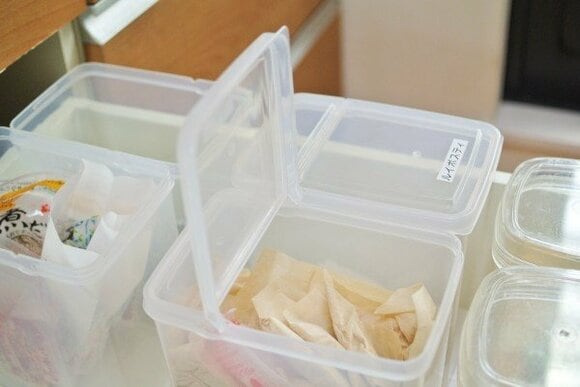 フタが立つ容器が並ぶ食器棚