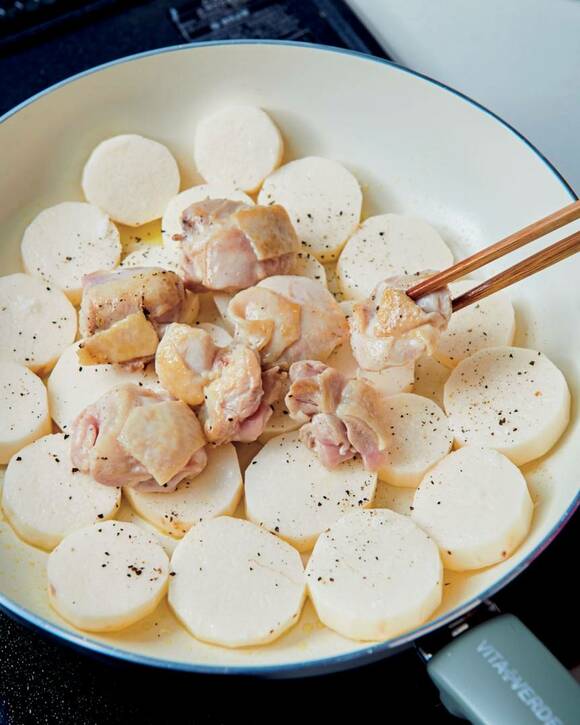フライパンに長芋と鶏肉