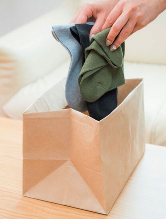靴下を紙袋に入れるところ