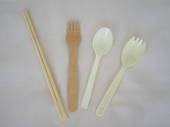 使い捨てのスプーンやフォーク