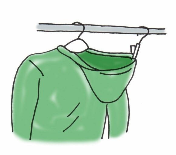 パーカーを干す