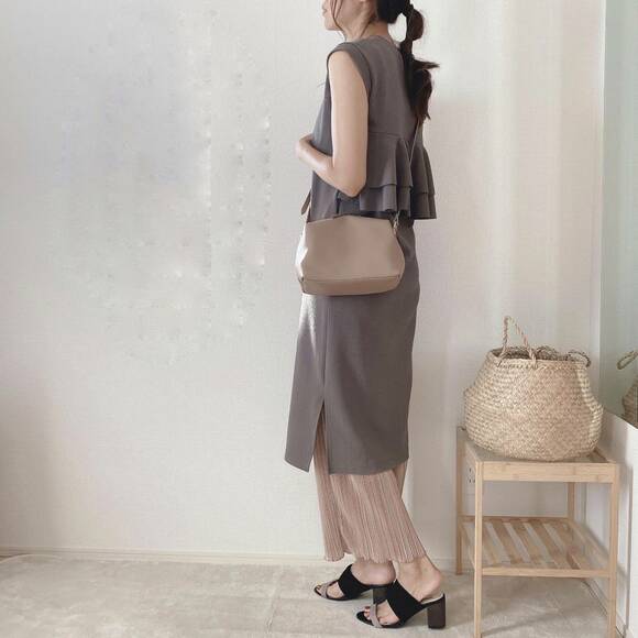 ショルダーバッグをかける女性