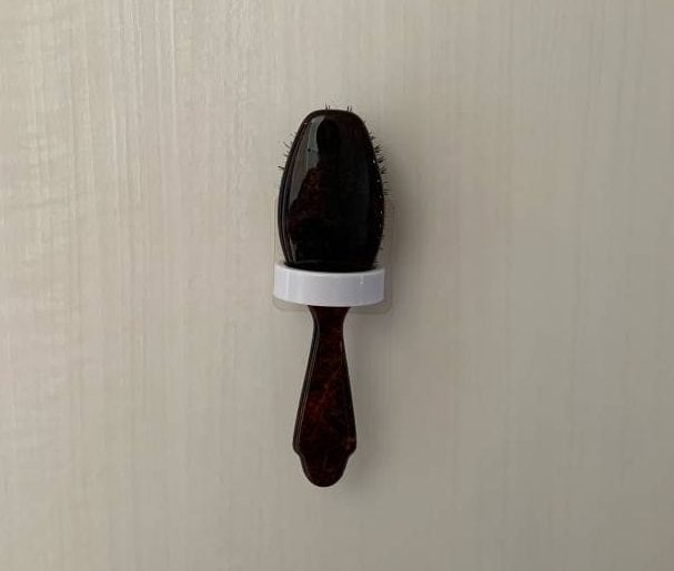 ホルダーにヘアブラシ
