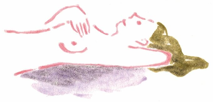 仰向けになり片手を上げて乳房をチェックする女性