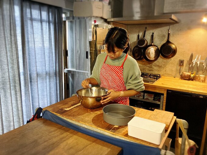 ケーキをつくる子ども