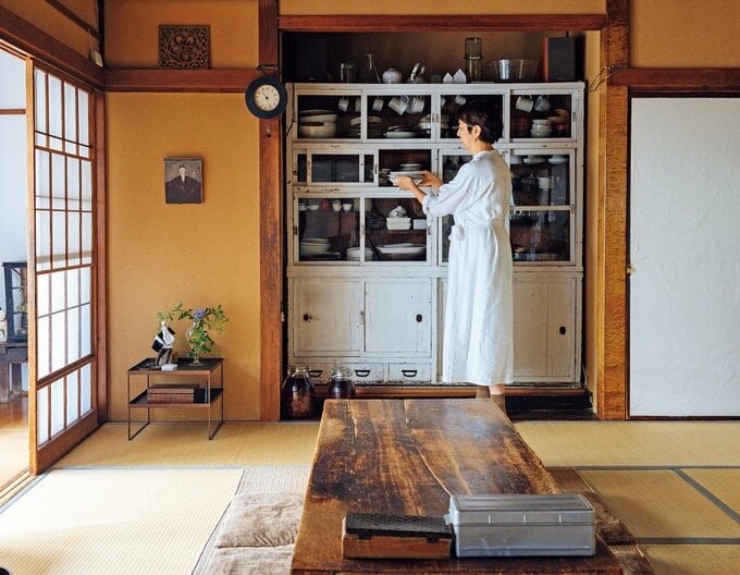 畳の部屋に女性