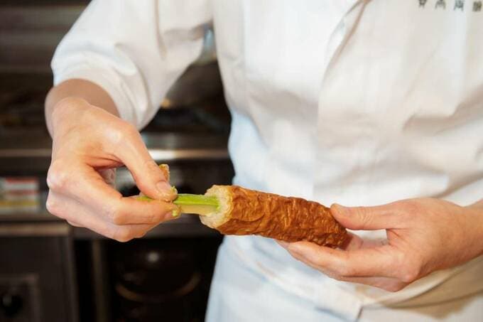 アボカドは皮と種を除き、棒状に切ってちくわの穴につめる