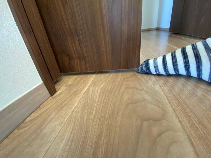 折れ戸とつま先