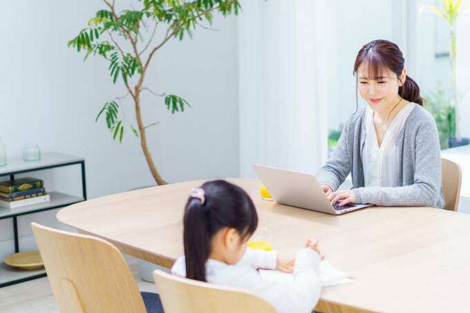 パソコンで作業する女性と子ども