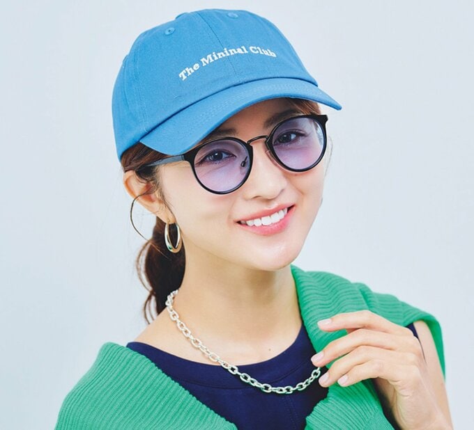 帽子とサングラスを着用した女性