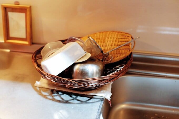 水切りカゴ代わりのワラビのカゴ