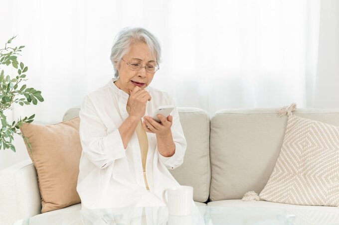 スマホを使う女性
