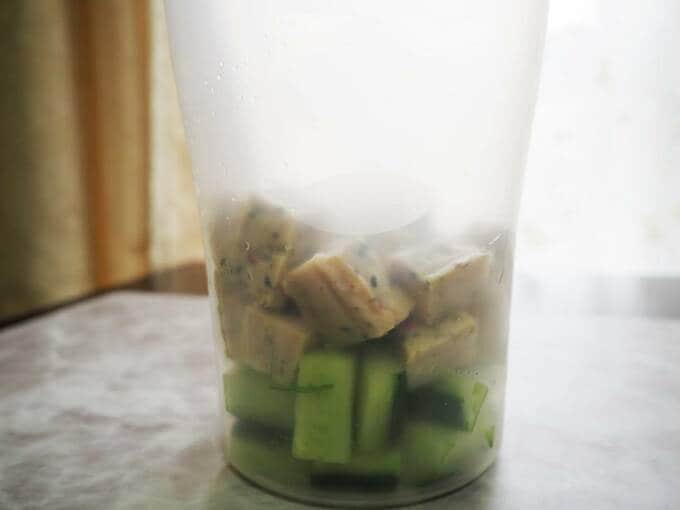 サラダコンテナにキュウリやチキン