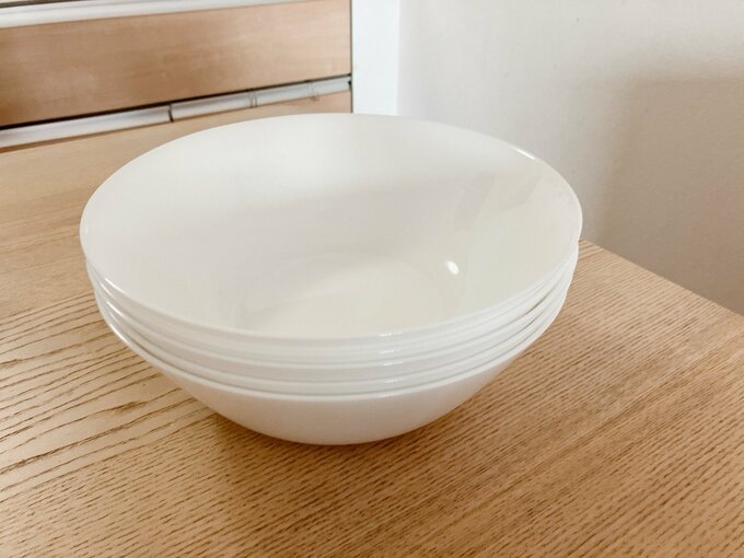 イケアの白い深皿を机の上に置いている