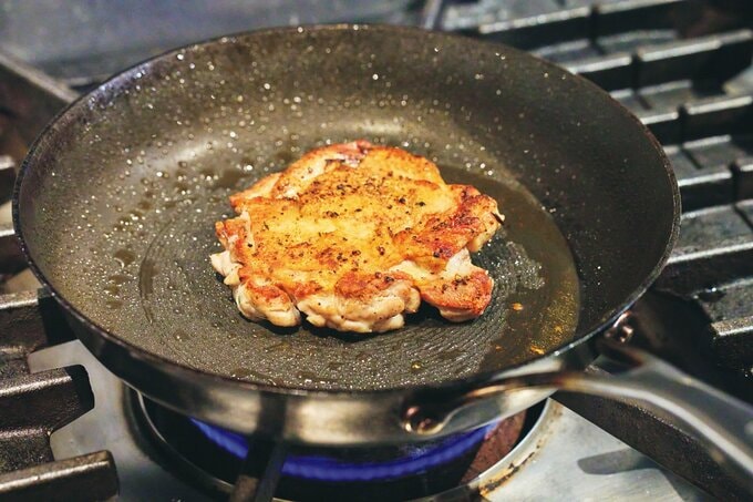 フライパンで鶏肉を焼く様子