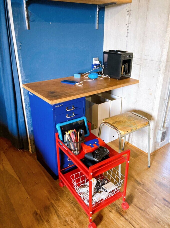  赤いワゴンとスタディーコーナー