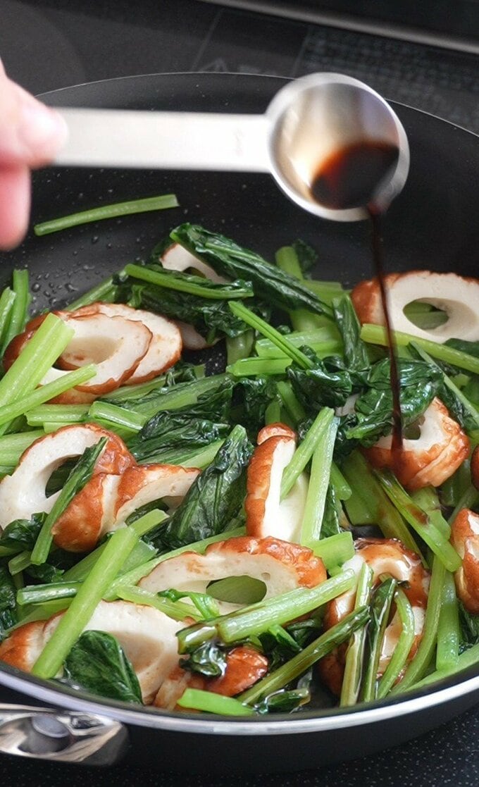 （4）塩、しょうゆを加え全体を炒める。