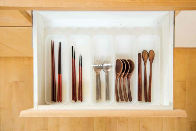 カウンター下の引き出しにカトラリーケースを入れた様子