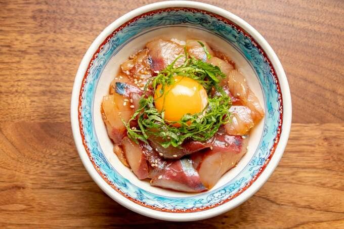 華やかな柄の器を大胆に使ってみる