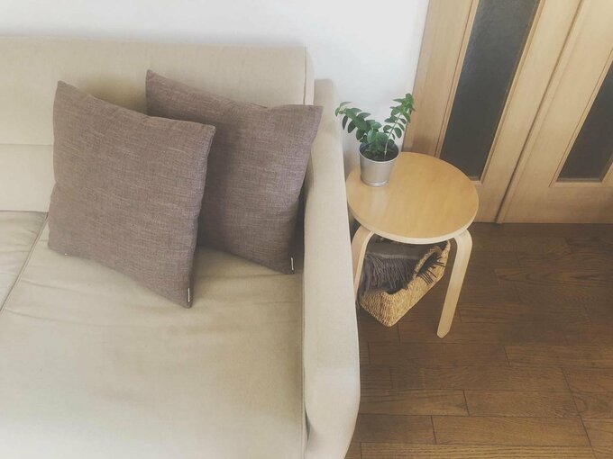 ソファのサイドテーブルとして使う