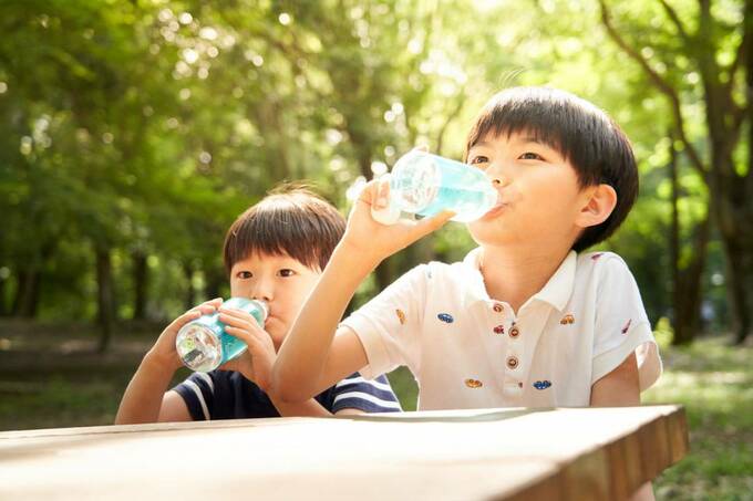水を飲む子ども2人