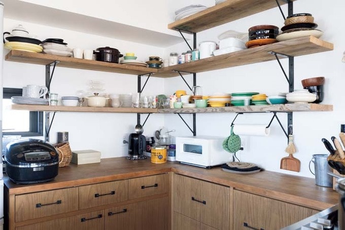キッチンはオープン棚で見せる収納に