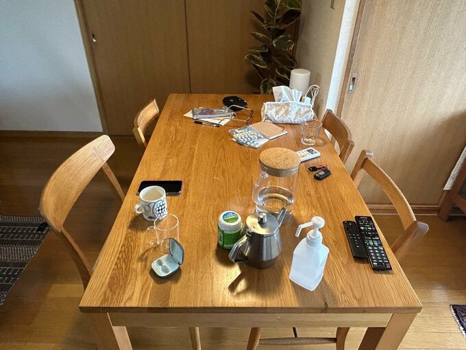 散らかったダイニングテーブル