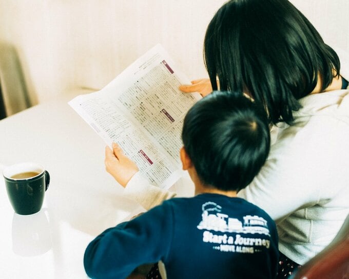 子どもと雑誌を読む様子