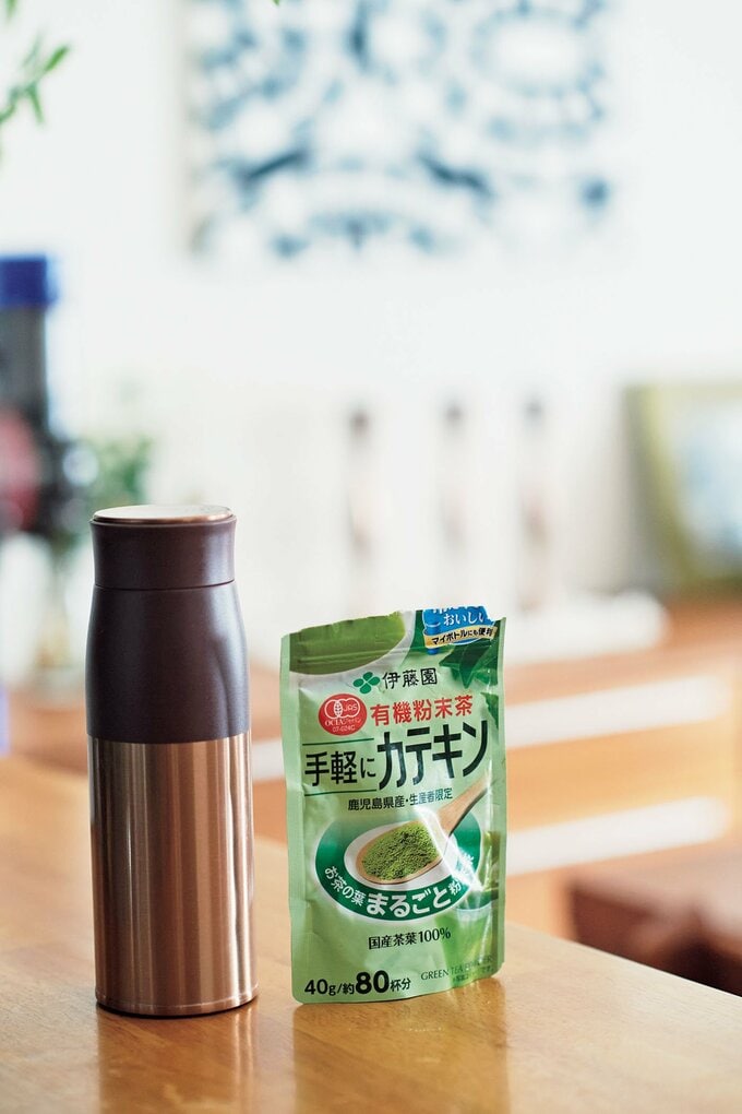 水筒と粉末のお茶